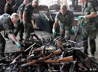 Pripadnici Bundeswehra uništavaju oduzeto oružje
