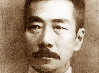 Lu Xun (1881-1936) Fotografie von 1930  This image is now in the public domain because its term of copyright has expired in China. According to copyright laws of the People's Republic of China (with legal jurisdiction in the mainland only, excluding Hong Kong and Macao) and the Republic of China (currently with jurisdiction in Taiwan, the Pescadores, Quemoy, Matsu, etc.), all photographs enter the public domain fifty years after they were first published, and all non-photographic works enter the public domain fifty years after the death of the creator.
