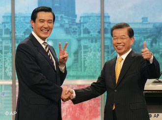 Taiwan's presidential candidates, Ma Ying-jeou, left, of the opposition Kuomintang and rival Frank Hsieh of the ruling Democratic Progressive Party, shake hands prior to a televised debate in Taipei Sunday, March 9, 2008. The presidential polls will be held March 22 to elect the successor of outgoing President Chen Shui-bian. (AP Photo/Huang Yi-shu, Pool)    