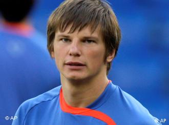 Andrei Arshavin walks during a training session of the national soccer team of Russia in Basel - 0,,3436645_4,00