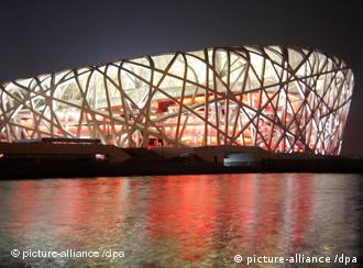 Das beleuchtete Nationalstadion, Austragungsort der Olympischen Sommerspiele 2008, aufgenommen am 04.03.2008 in Peking, China. Foto: ChinaFotoPress +++(c) dpa - Report+++