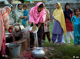 Frauen holen Wasser (Quelle: AP)
