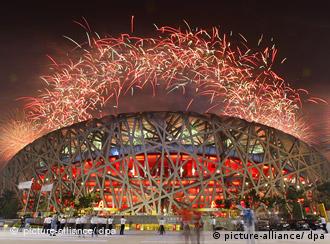 Peking 2008 - Abschlussfeier Fireworks go off over the National Stadium during the Closing Ceremony of the Beijing 2008 Olympic Games at the National Stadium, known as Bird's Nest, Beijing, China, 24 August 2008. EPA/VALDRIM XHEMAJ +++(c) dpa - Bildfunk+++ 12575884_b.jpg