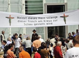 Protesto diante de museu em Bolzano