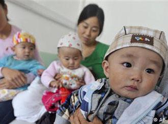 ** RETRANSMISSION TO CHANGE OBJECT NAME ** Parents show babies suffering from kidney stones at a hospital in Lanzhou, northwest China's Gansu province Tuesday, Sept. 9, 2008. Public health authorities in Lanzhou are investigating a brand of baby formula after 14 babies who drank it developed kidney stones. (AP Photo) **  CHINA OUT **