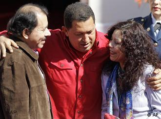 Daniel Ortega junto a Hugo Chávez y la esposa de Ortega, Rosario Murillo, en Caracas.
