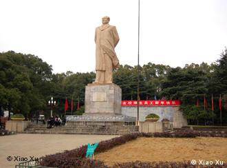 ***Achtung: Nur zur abgesprochenen Berichterstattung verwenden!*** Seit 1986 verschwindet Mao-Statue allmählich aus dem Blick der Chinesen. In Maos Heimat Hunan sind jedoch seine Standbilder meistens gut gehalten, wie z.B. dieses in Campus der Hunan-Universität. Aufgenommen am 19. Okt. 2008 von Xiao Xu. 