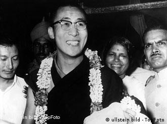 The Dalai Lama , spititual and temporal ruler of Tibet , received a warm welcome onhis arrival in Delhi from Mussorie . This was his first visit to the Indian capital since he sought asylum. 7th September 1959. Foto: ullstein bild - TopFoto