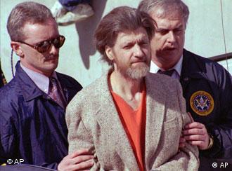 3. April 1996 – Der Unabomber wird verhaftet 
Mit der Verhaftung des ehemaligen Universitätsprofessors Theodore John, genannt Ted, Kaczynski in der Einöde von Montana endet am 3. April 1996 die 17 Jahre dauernde Suche des FBI nach dem sogenannten Unabomber. In der Zeit von 1978 bis 1995 verschickt der Täter insgesamt 16 Briefbomben. Die erste explodiert im Juni 1978 in der Universität von Chicago.