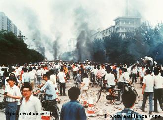 Rauchsäulen, Verwüstung und ratlose Menschen auf der Changan Avenue in Peking am 4. Juni 1989 - vor acht Jahren ging der Traum eines demokratischen Chinas mit dem Massaker vom Tian'anmen-Platz zu Ende. dpa (Zum dpa-Korr.-Bericht "Die Opfer von Tian'anmen") COLORplus