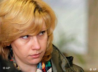 Svetlana Bakhmina is escorted to a courtroom in April 2006 (Photo: Ruslan Krivobok)