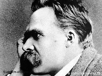Friedrich Nietzsche auf der Repro eines undatierten Plakates in der Gedenkstätte des bedeutendsten Denkers und Philosophen des 19. Jahrhunderts im sachsen-anhaltinischen Röcken. In dem kleinen Dorf wurde Nietzsche am 15. Oktober 1844 geboren und nach seinem Tode am 25. August 1900 beigesetzt. Nietzsche lebte nur die ersten sechs Jahre in Röcken und siedelte dann mit seiner Familie nach Naumburg um. Drei Tage nach seinem Tod am 25. August vor 100 Jahren wurde sein Leichnam nach Röcken überführt und in der Familiengruft an der Südseite der Kirche in Abwesenheit des Pfarrers bestattet.  (s/w-Foto) (HAL01-040700)
