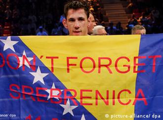 Nakon što je pobjedio Korena Gevora, Sturm je razvio bh. zastavu sa jasnom porukom Ne zaboravite Srebrenicu