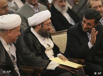 احمدی‌نژاد در کنار صادق لاریجانی و اکبر هاشمی رفسنجانی. آیا فاصله او با لاریجانی هم زیاد می‌شود؟