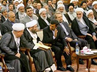 محمود احمدی‌نژاد در کنار صادق لاریجانی در جلسه معارفه رئیس قوه قضاییه