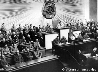 Выступление Гитлера перед нацистским рейхстагом в Кролль-опере в день начала Второй мировой войны 1 сентября 1939 года
