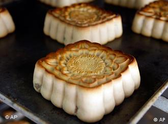 Fresh baked mooncakes are seen in a Vietnamese bakery in Hanoi's Xuan Dinh Village, Vietnam, Wednesday, Sept. 23, 2009. Mooncakes are traditionally eaten during the Mid-Autumn Festival, also know as the Moon Festival, held on the 15th day of the eighth month in the lunar calendar. This year's Moon Festival will be held on Oct. 3. (AP Photo/Chitose Suzuki)
