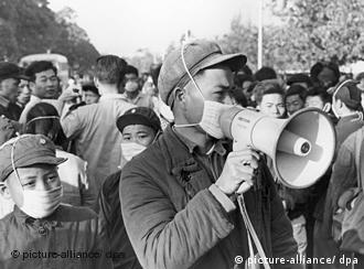 Ein junger Rotgardist mit Megafon spricht im Januar 1967 zu Passanten. Er trägt wie alle Angehörigen der Roten Garde auf Anordnung von Mao einen Mundschutz gegen Grippe. Die Große Proletarische Kulturrevolution wurde im Winter 1965/1966 von Mao Tsetung eingeleitet und dauerte bis 1969. Foto: Ian Brodie +++(c) dpa - Report+++