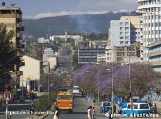 Die Gambia Street und Churchill Avenue führen schnurgerade auf das Rathaus der äthiopischen Hauptstadt Addis Abeba. Aufnahme vom Januar 2007. Foto: Peter Smolka +++(c) dpa - Report+++