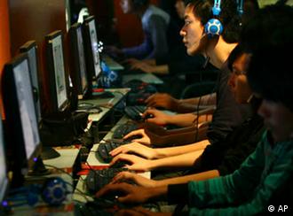 Symbolbild China Internet Internetcafe lan party zensur People use computers at an Internet cafe in Fuyang in central China's Anhui province Thursday, Oct. 29, 2009. The nonprofit body that oversees Internet addresses approved Friday, Oct. 30, 2009 the use of Hebrew, Hindi, Korean, Chinese and other scripts not based on the Latin alphabet in a decision that could make the Web dramatically more inclusive. (AP Photo) ** CHINA OUT **
