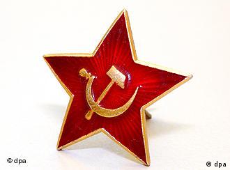 Symbolbild - Sowjetstern - Kommunismus Hamer und Sichel  Caption Ein Sowjetstern - Kommunistisches Symbol der ehemaligen UdSSR - Ein fünfzackiger Stern auf rotem Grund mit Hammer und Sichel, die sich kreuzen. Aufnahme von 2006. Foto: Romain Fellens +++(c) dpa - Report+++  