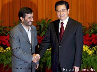 Chinese President Hu Jintao (R) greets Iranian President Mahmoud Ahmadinejad (L) at the Great Hall of the People in Beijing, China, on 06 September 2008. Mahmoud Ahmadinejad arrived in China's capital on 06 September to hold talks with President Hu Jintao and to attend the opening ceremony of the Beijing Paralympic Games. EPA/GUANG NIU / POOL +++(c) dpa - Bildfunk+++