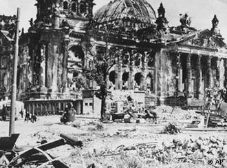 Рейхстаг после взятия Берлина в 1945 году 