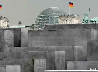 Spomenik u sreditu grada - u pozadini zgrada Bundestaga