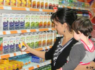 Žena s djetetom u supermarketu