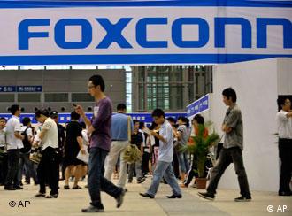 In this photo taken on May 22, 2010, visitors to a job fair walk past the Foxconn recruitment area in Shenzhen in south China's Guangdong province. A Chinese employee of Foxconn Technology Group fell from a building and died Tuesday, May 25, 2010, state-run media said, in the 10th such death this year at the world's largest contract maker of electronics, such as the iPod, Dell computers and Nokia phones. (AP Photo) ** CHINA OUT ** ** zu unserem KORR. **