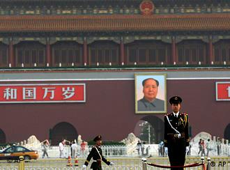 China Jahrestag Tiananmen Platz in Peking Polizist