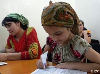 دختران تاجیک در مرکز فرهنگی ایران