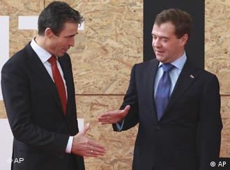 Дмитрий Медведев и Андерс Фог Расмуссен жмут друг другу руки по итогам заседания совета Россия-НАТО в Лиссабоне в 2010 году