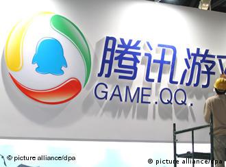 Chinese workers decorate the logo of Game.QQ.com at the stand of Tencent before the opening of the 8th International Digital Content Expo, also knows as DigiChina, in Beijing, China, October 21, 2010. The expo will be held from October 21 to October 24, 2010. Foto: Mu Sen