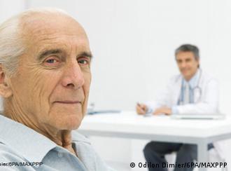 Stariji muškarac u liječničkoj ordinaciji