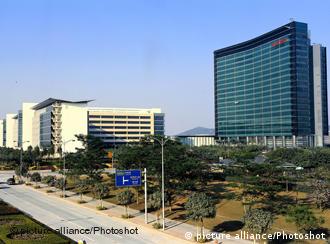 (110217) -- SHENZHEN, Feb. 17, 2011 () -- The undated file photo show a R&D headquarters of Huawei Technologies Co. (R), a Chinese telecommunications maker, in Shenzhen, south China's Guangdong Province. Huawei on Feb. 16 said to that it would not withdraw from the review by a US panel over a transaction of purchasing the U.S.-based 3Leaf Systems. Huawei, who bought 3Leaf Systems last May, was asked by the Committee on Foreign Investment in the United States (CFIUS) on Feb. 11 to withdraw from the review and back out the deal or otherwise the committee would recommend U.S. President Obama cancel the deal. CFIUS is a 12-agency group with the authority to recommend the White House block or alter terms of deals that involve national security. () (hdt)
