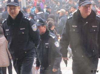 Viele Sicherheitskräfte sind vor Ort. Peking (Beijing) Wangfujing. China. 20.Feb.2011.