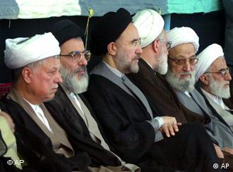 محمد خاتمی، در کنار رفسنجانی و دیگر سیاستمداران اصول‌گرا