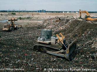 Abfallentsorgung, Recycling, kompostierter Hausmüll wird zur Landschaftsgestaltung weiter verwendet, im Juli 2005, China  +++KfW-Bildarchiv / Rüdiger Nehmzow+++ Lizenz: http://bildarchiv.kfw.de/kata/Katalog