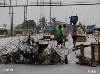 Depois das crises, Costa do Marfim quer recuperar. Na foto, o cenário perto de uma base operacional das forças republicanas, em Abidjan
