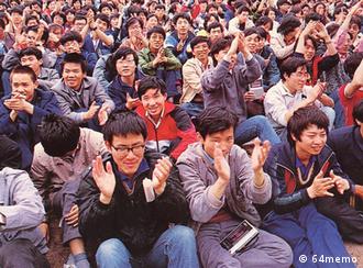 April 24, 1989 was the first day of the city-wide class strike for almost all colleges in Beijing. Over the next days, the students boycott classes and organize into unofficial student unions. In that afternoon, the Preparatory Committee at Peking University called for a formal student assembly at an athletic field on campus. Thousands of students attended to dissolve the official student union and vote for their own. Copyright: 64memo, Quelle: Juan Ju, DW