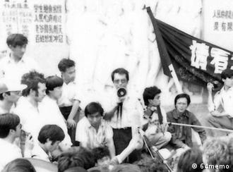 ***NUTZUNG NUR FÜR DIE CHINA-REDAKTION UND AB DEM 25.5.2011 4 JAHRE***** 
Titel: 72-hour Hunger strike 
Beschreibung: On June 2, the “Four Gentlemen” – lecturer at Beijing Normal University Liu Xiaobo (with Megaphone in the hand), rock star from Taiwan Hou Dejian, economist Zhou Duo,and editor Gao Xin – started their hunger strike at the Square. This is the beginning of the Liaison Group’s 72-hour hunger strike to show the students that others too are ready to put their lives at risk. They called for an independent civil society that could check and balance the government and a government that used democratic procedures rather than arbitrary authority.
Der Autor des Buchs ist Feng Congde, ein Anführer der Studentenproteste während des Massakers auf dem Tiananmen 1989. Alle Bilder dürfen nur mit Zusammenhang über die Berichterstattung des Buches Die Republik auf dem Platz des Volkes – Tagebuch Mai/Juni 1989 und nur für 4 Jahre genutzt werden