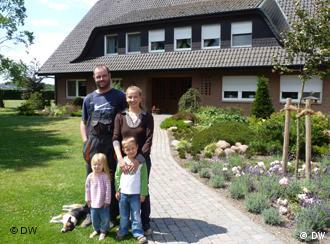 Family in front of their home 
Foto: DW/Andrey Gurkov, 08.07.2011 in der Bioenergie Beerlage GmbH & Co KG in Billerbeck/Münsterland
