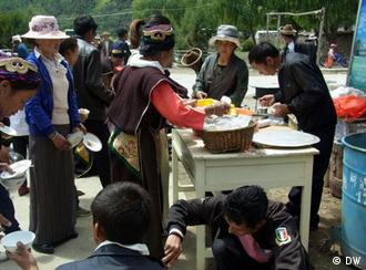 Aus Anlass des 60-jährigen Jubiläums der Eingliederung Tibets in die Volksrepublik China durch chinesische Armee wurden die Sicherheitsvorkehrungen verschärft. Überall in Lhasa, Hauptstadt Tibets, ist zur Zeit Polizeipräsenz zu beobachten. Auch im abgelegenen Nachbardorf A Pei ist die Vorbereitung auf die bevorstehende Feierlichkeit nicht zu übersehen.
Fotograf: Qin Ge (freier Mitarbeiter DW-Chinesisch)
Datum: Juli 2011
Ort: Dorf A Pei bei Lhasa
