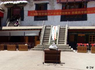 Aus Anlass des 60-jährigen Jubiläums der Eingliederung Tibets in die Volksrepublik China durch die chinesische Armee wurden die Sicherheitsvorkehrungen verschärft. Überall in Lhasa, Hauptstadt Tibets, ist zur Zeit Polizeipräsenz zu beobachten.
Fotos aus Lhasa. Der Fotograf ist DW-Korrespondent Qin Ge.