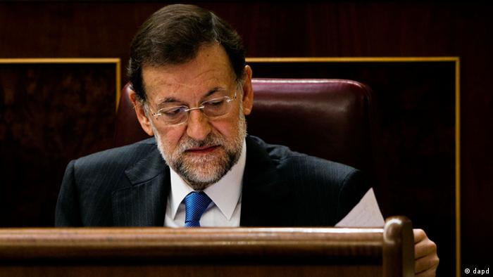 Spain's conservative leader and country's next prime minister Mariano Rajoy reads his notes at the Parliament a month after being elected, in Madrid, Tuesday, Dec. 20, 2011. Spain's Parliament was to vote conservative Popular Party leader Mariano Rajoy as premier later Tuesday. Spain's borrowing costs have plummeted in a short-term debt auction, indicating market confidence in the country's ability to handle its debt is recovering. (Foto:Daniel Ochoa de Olza/AP/dapd)
